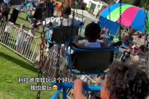 杜兰特观看wnba 给球迷小玩偶上签名并配上可爱的视频...